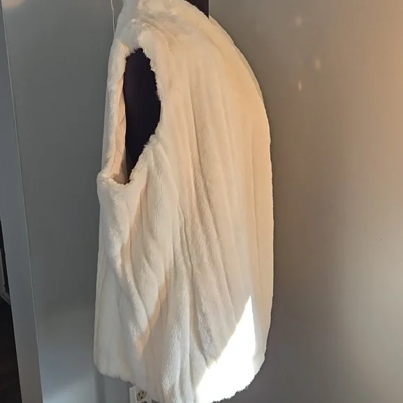 NWOT Chico's White (Ivory) Faux Fur Vest Chico's Size 2, Size L - Picture 6 of 6